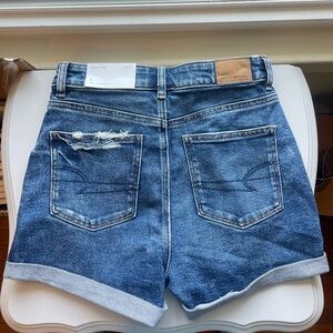 American Eagle Stretch Mom Denim Mom Short. Size 0 (25w)